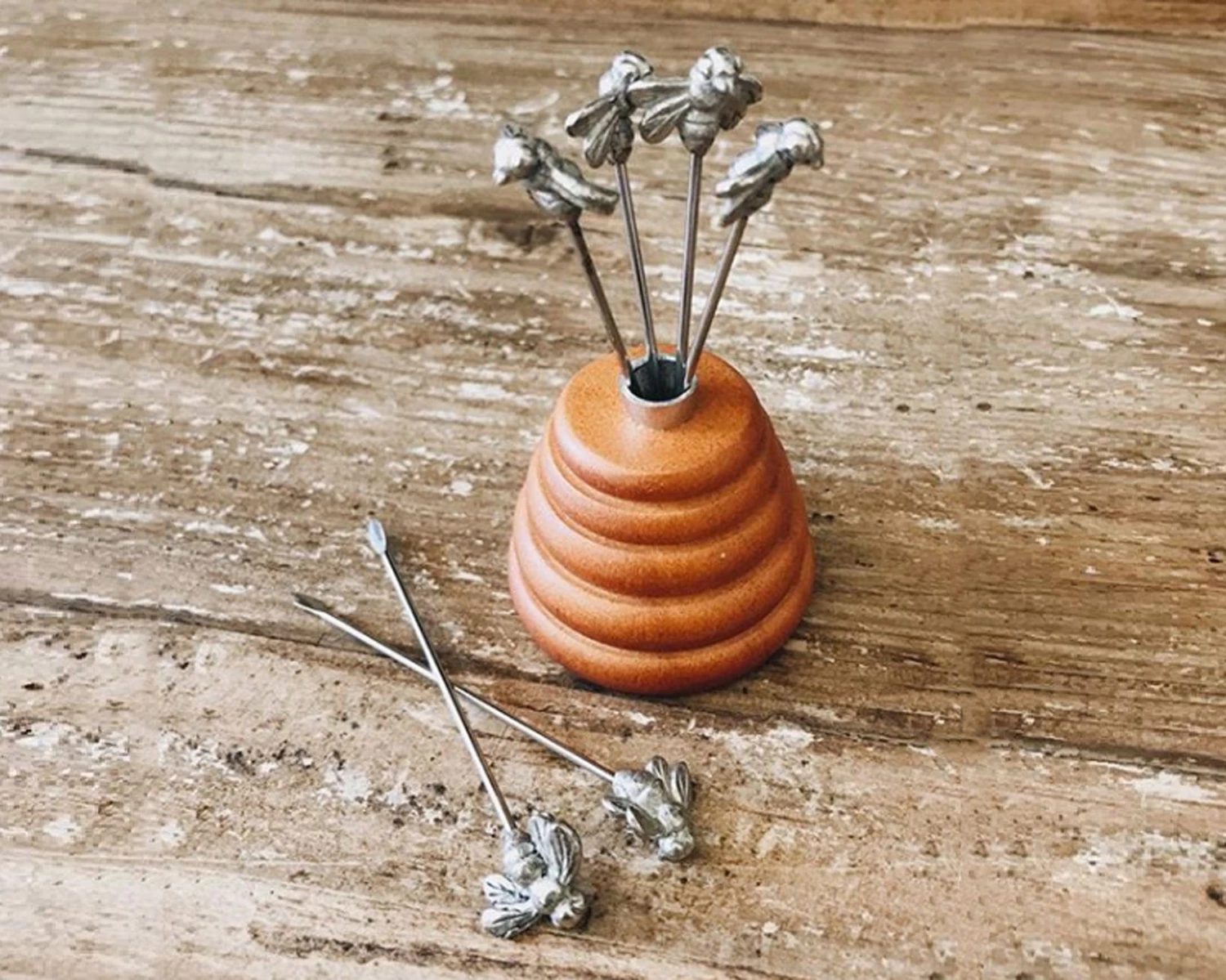 Vagabond House Hive Of Bees Cheese Pick Set Garden Friends 2 Vagabond House Hive Of Bees Cheese Pick Set Garden Friends