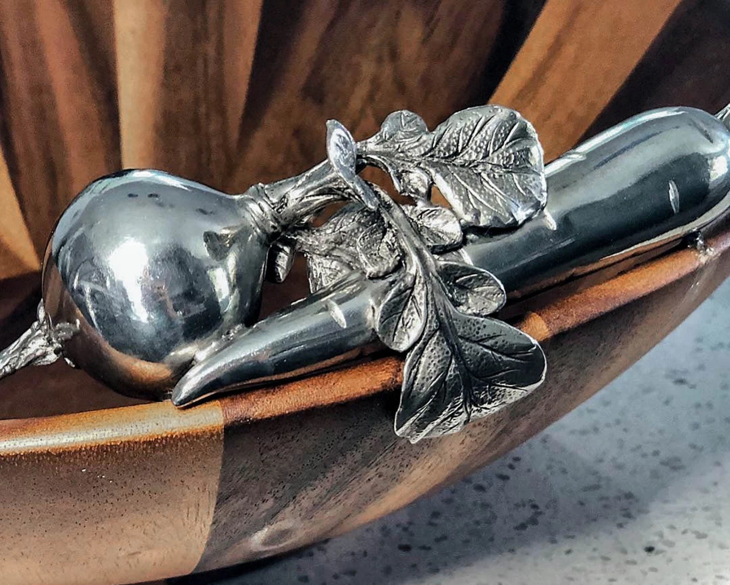 Vagabond House Farmer's Market Garden Veggie Salad Serving Bowl 2 Vagabond House Farmer's Market Garden Veggie Salad Serving Bowl